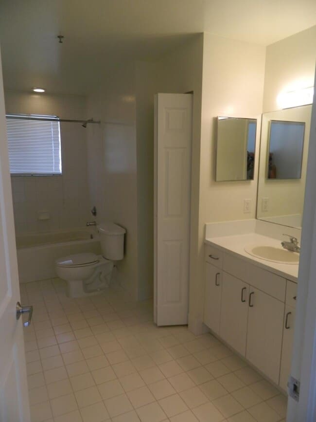 Building Photo - 460 S Rosemary Ave