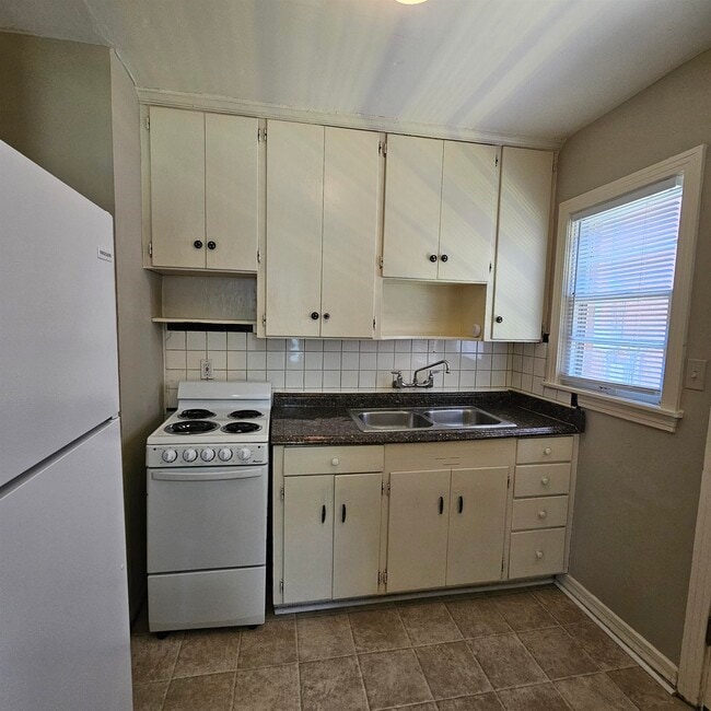 Building Photo - 124 S Franklin Blvd