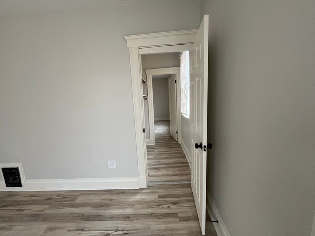 Building Photo - 2 bedroom, plus bonus room!