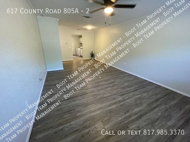 Building Photo - Unit 2 is a 2 Bedroom, 1 Bath in the Quite...