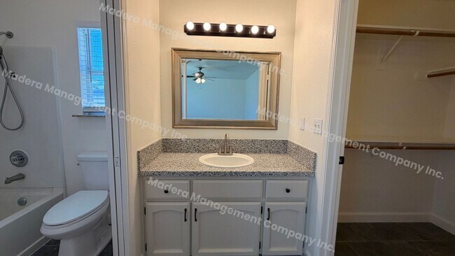 Building Photo - 4 Bed/ 2 Bath Available Now!