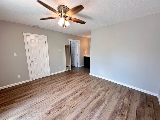 Building Photo - 2120 La Veta Dr
