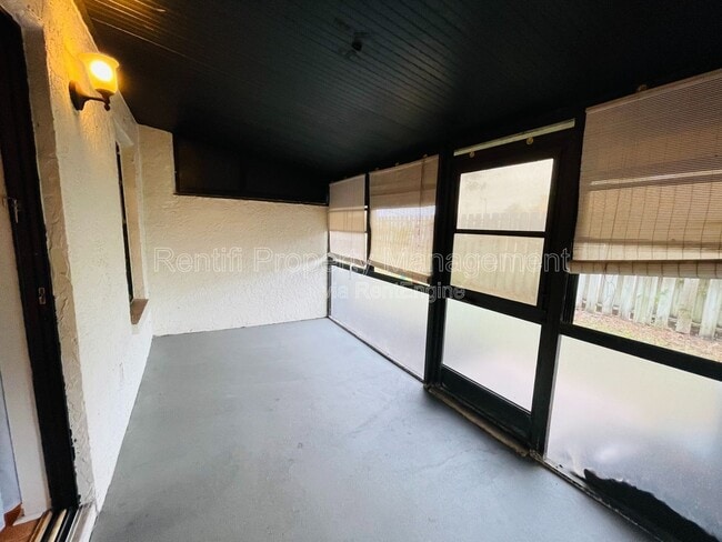 Building Photo - 2131 Crystal Dr