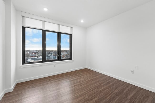 Building Photo - 957 Broadway