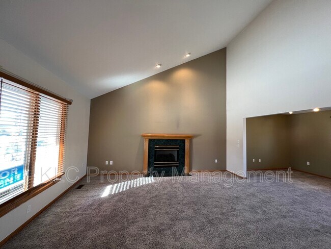 Building Photo - 15177 Hawthorn Dr
