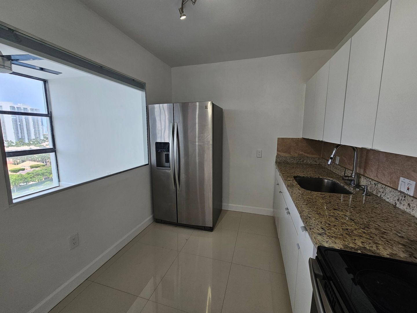 Building Photo - 3675 N Country Club Dr