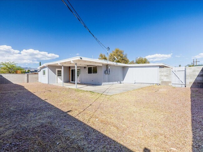 Building Photo - 4 Bedroom 2 Bathroom