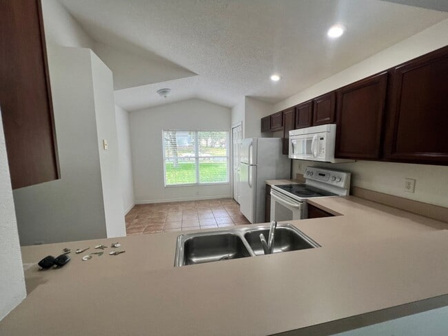 Building Photo - 3 Bedroom 2 Bath House in Gated Community