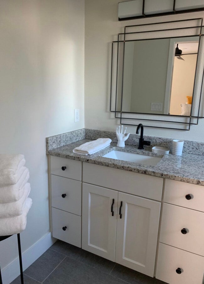 Building Photo - 413 S Melville Ave