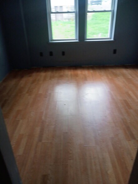 Primary Photo - 60 W Askren St