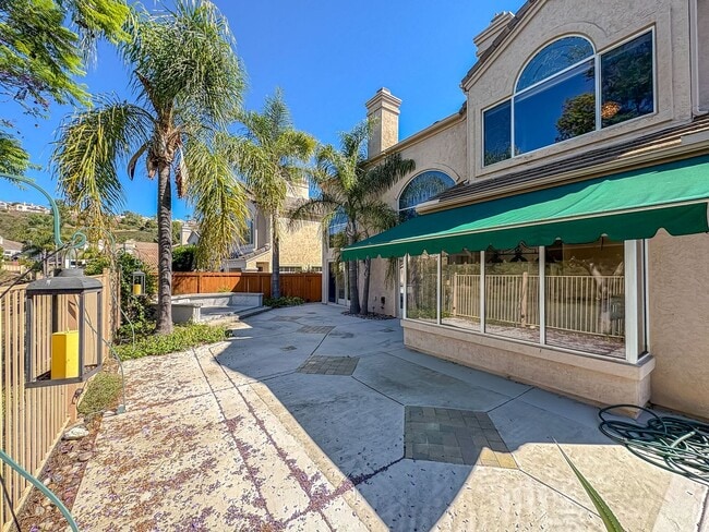 Building Photo - Spacious 4B/3BA Home with Scenic Views and...