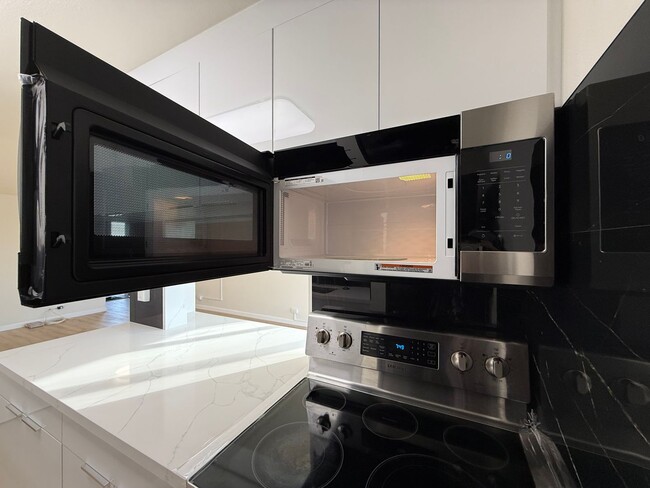 Building Photo - Luna-Liho Towers - Fully renovated, washer/dryer in the unit, AC
