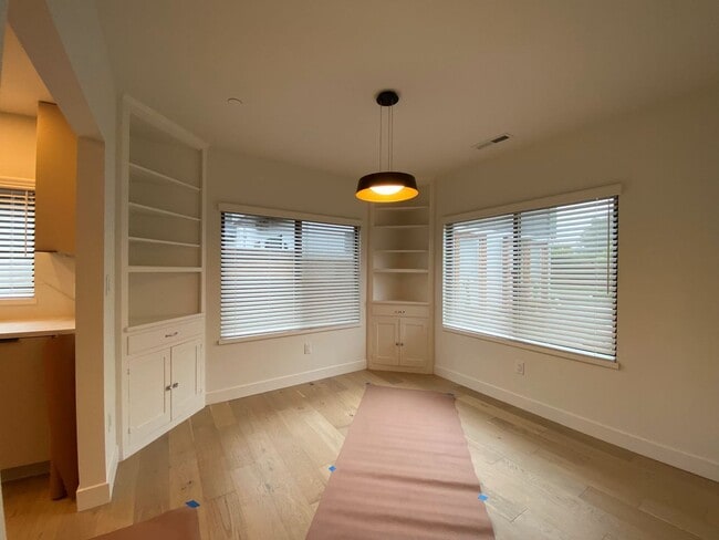 Building Photo - Cute, central, fully remodeled 2 bedroom home