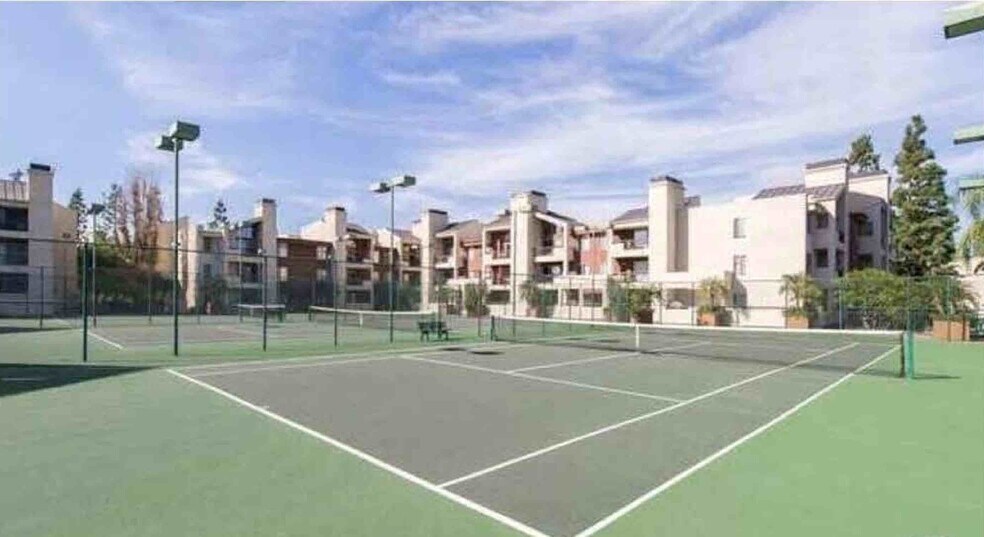 Building Photo - 5550 Owensmouth Ave