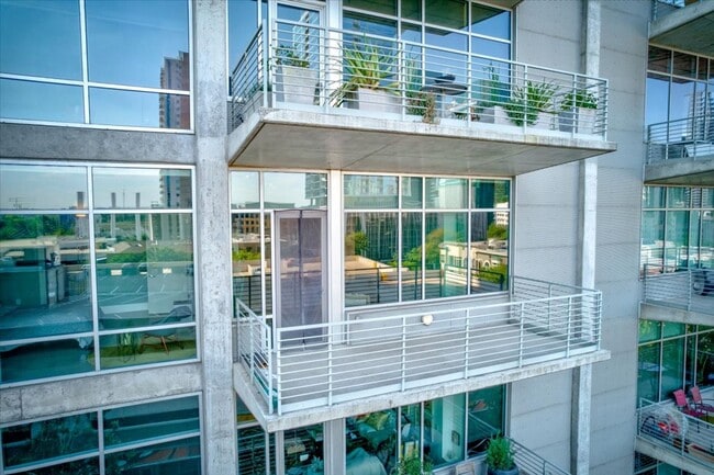 Building Photo - 800 W 5th St