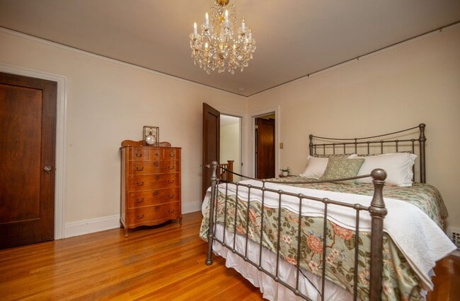 Building Photo - WONDERFUL HISTORIC 5 BED 3 BATH PROPERTY WITH CARRIAGE HOUSE