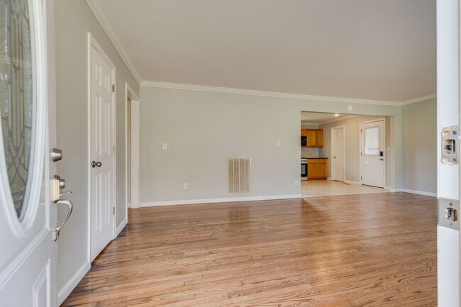 Building Photo - 606 Pine Ridge Rd