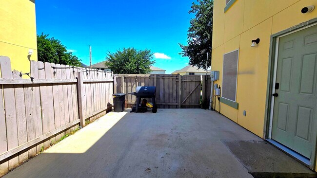 Building Photo - 1000 Ranchway Dr