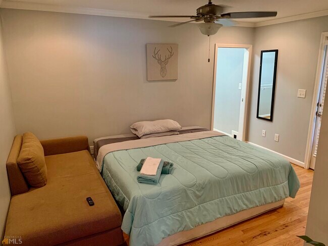 Building Photo - 1637 Laurel Ave NW