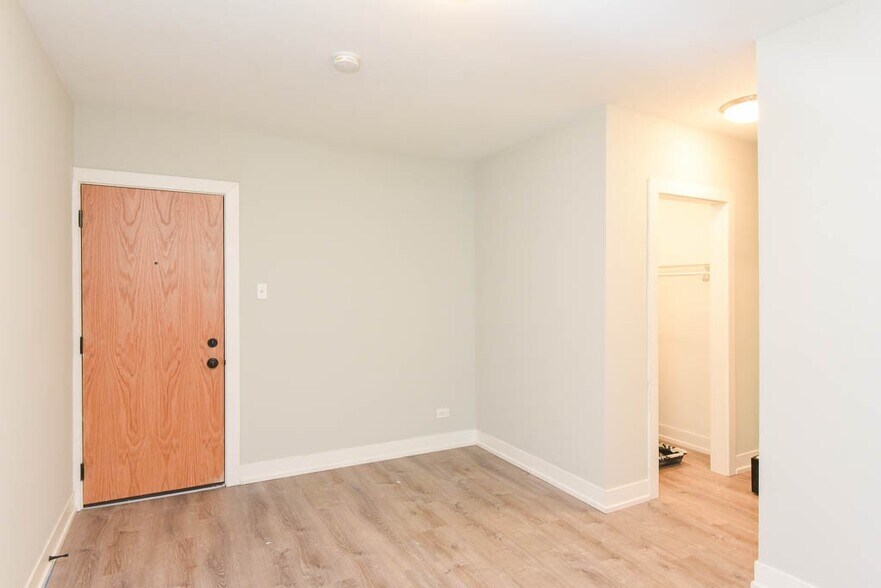 Building Photo - 546 W Belden Ave