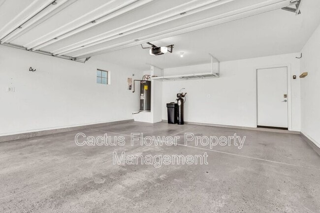 Building Photo - 2544 E Vermont Dr