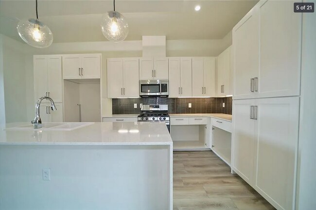 Building Photo - 313 College Ave