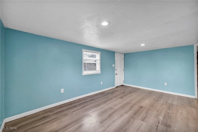 Building Photo - 420 E 222nd St