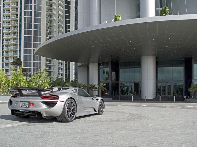 Building Photo - 18555 Collins Ave