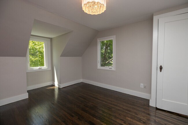 Building Photo - Renovated Beautiful Single Family House