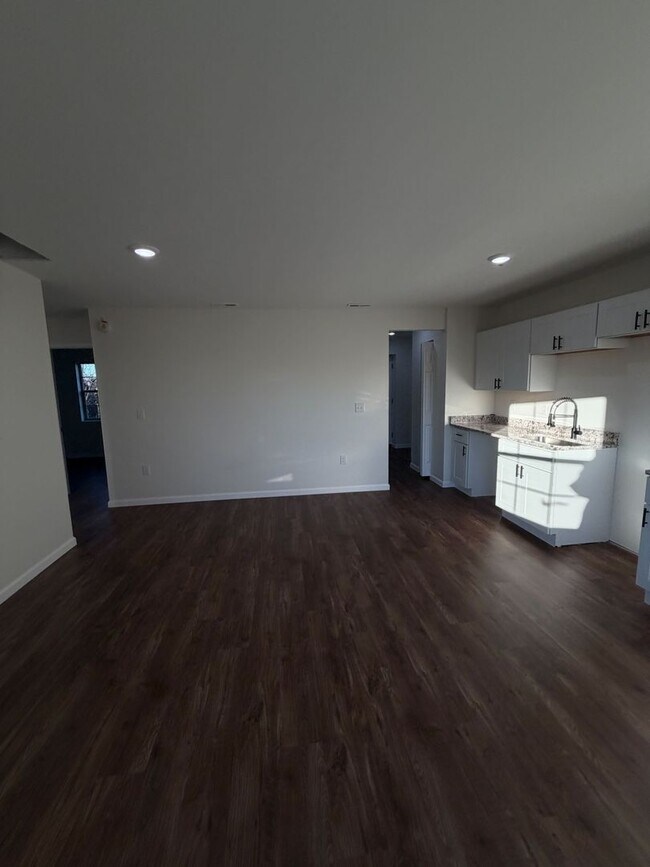 Building Photo - 2080 E 5th Ave