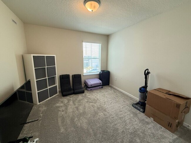 Building Photo - 3/2.5 Like new Davenport Townhome
