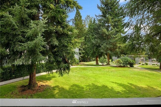 Building Photo - Location, Location, Location 3-bedroom Sammamish Bluffs Condo