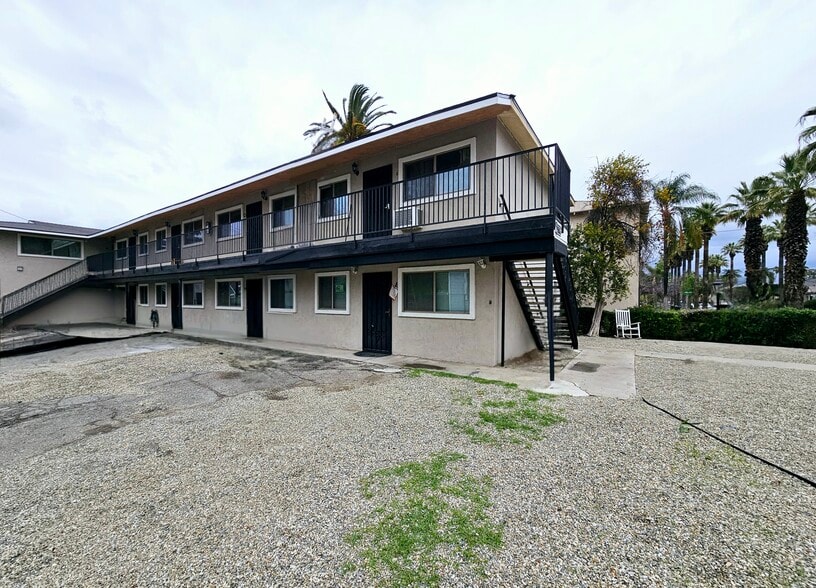 Front building exterior - Bahama Palms