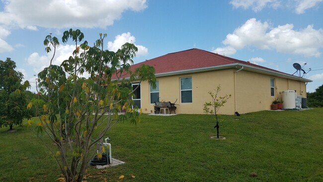 Building Photo - 364 Pinehurst Ave