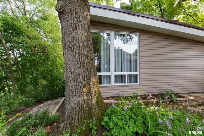 Building Photo - 4640 5th Ave