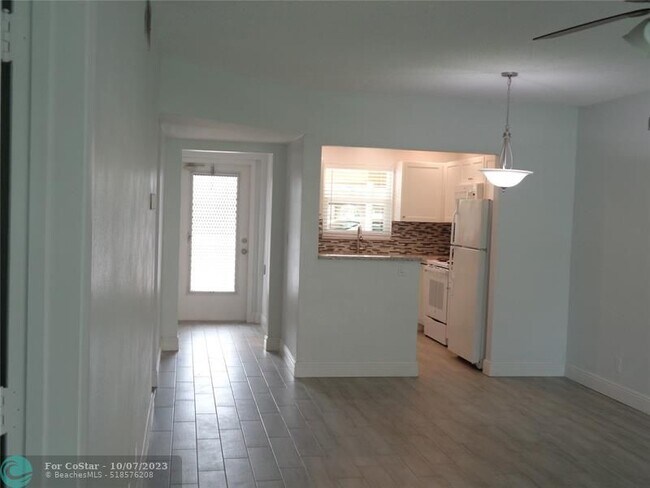 Building Photo - 4200 Crystal Lake Dr