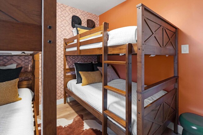 Building Photo - 4530 W Paradise Dr