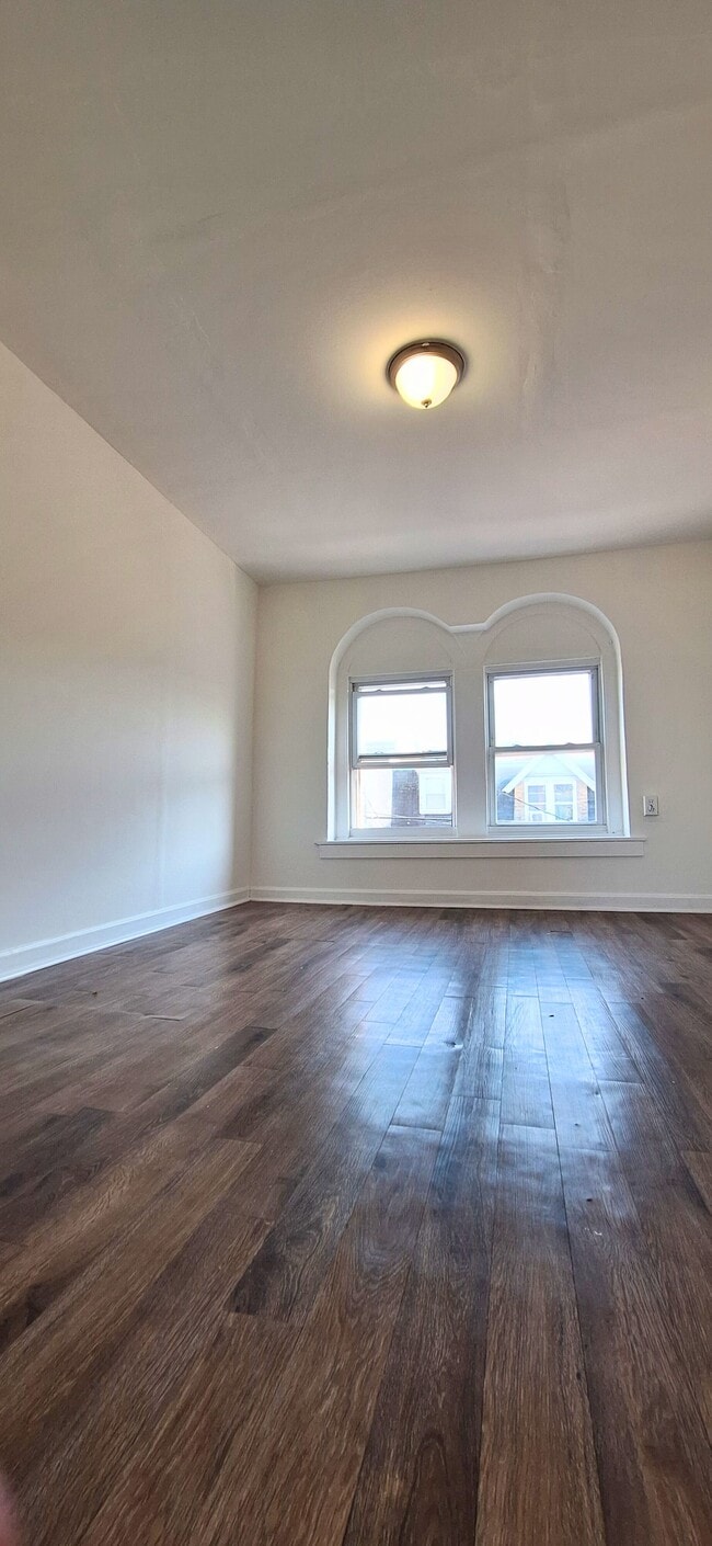 Building Photo - 925 1/2 W Liberty St