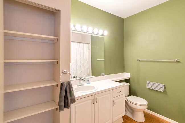 Building Photo - Amazing West Seattle 2 bedroom 2 bath W/S/...
