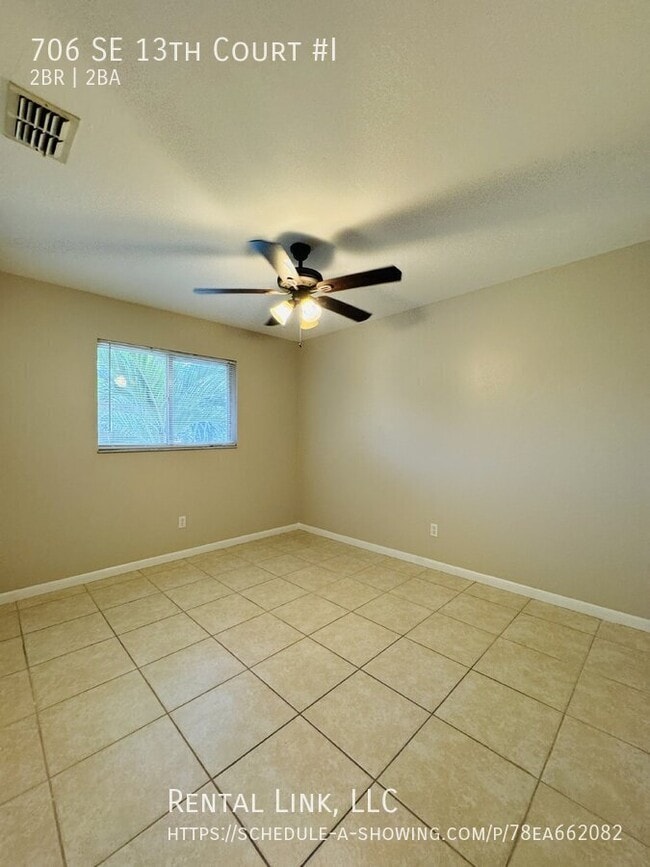 Building Photo - 706 SE 13th Ct
