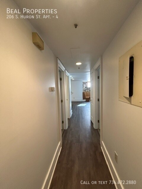 Building Photo - 206 S Huron St