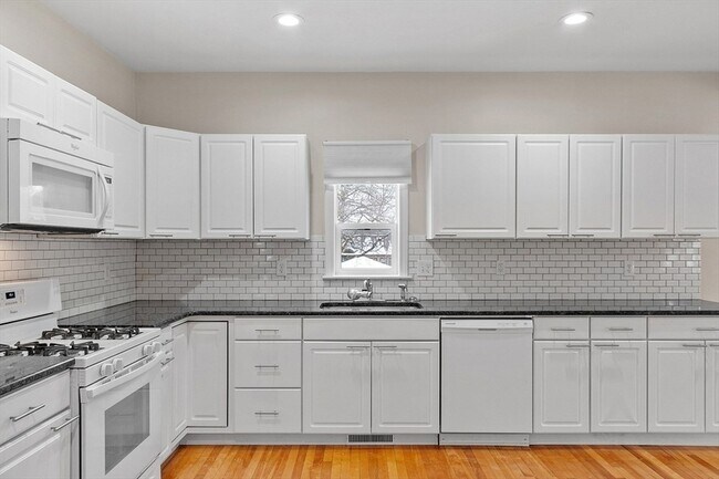 Building Photo - 920 Pleasant St