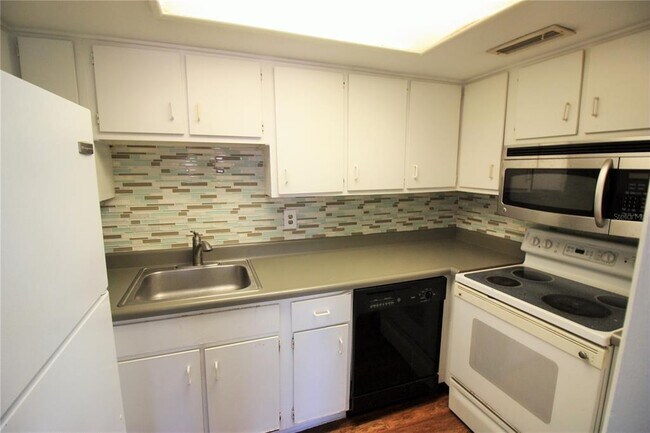 Building Photo - 555 Flemming Way