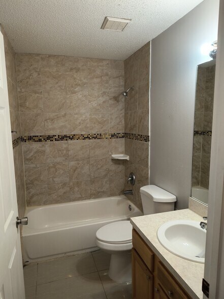 COMMON BATHROOM - 925 SW Gwendolen Ter