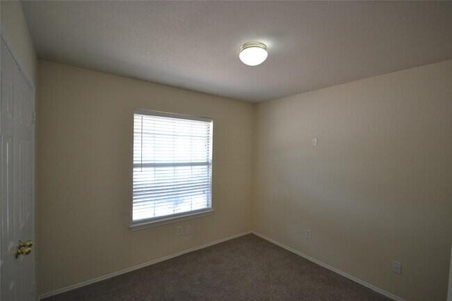 Building Photo - 718 Meadow View Dr