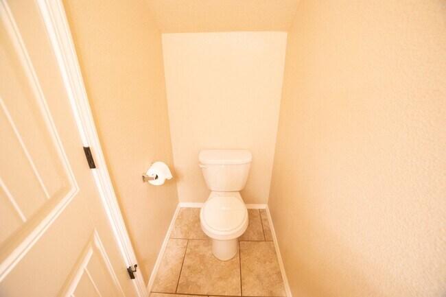 Building Photo - Newer Construction Townhome in Canby