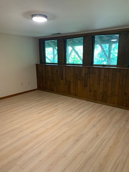 Building Photo - 317 River St