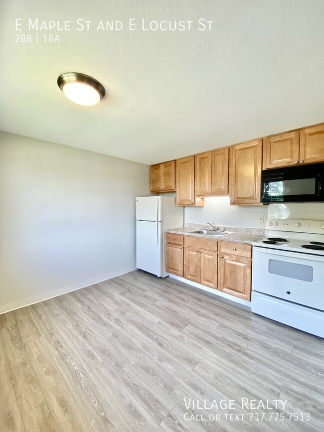 Building Photo - Remodeled 2-Bed with eat-in kitchen! Conve...