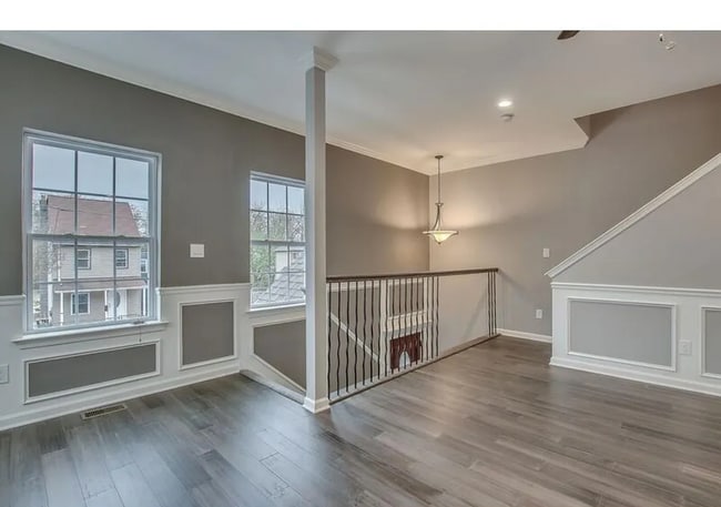 Building Photo - 533 Maple St