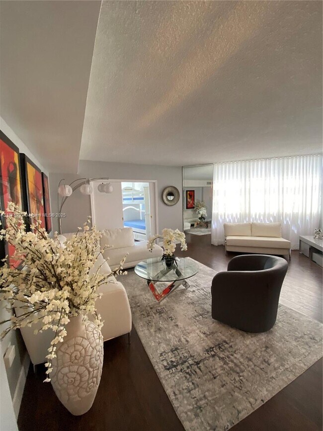 Building Photo - 905 Brickell Bay Dr